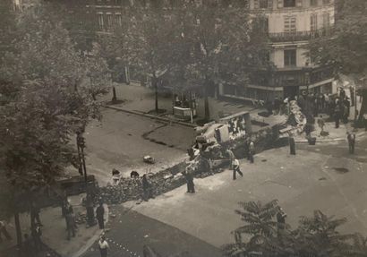 Robert DOISNEAU. Barricade du Boulevard Saint-Germain, Libération de Paris. Circa 1944. Tirage argentique sur papier Agfa Brovira. Sur verso, cachet rouge Robert Doisneau. Format entier environ 24 x 19 cm