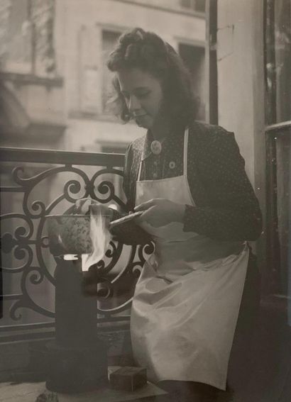 Robert DOISNEAU. Cuisine au bord de la fenêtre. Circa 1950’s. Tirage argentique sur papier Agfa Brovira. Sur verso, cachet rouge Robert Doisneau. Format entier environ 30,5 x 24 cm