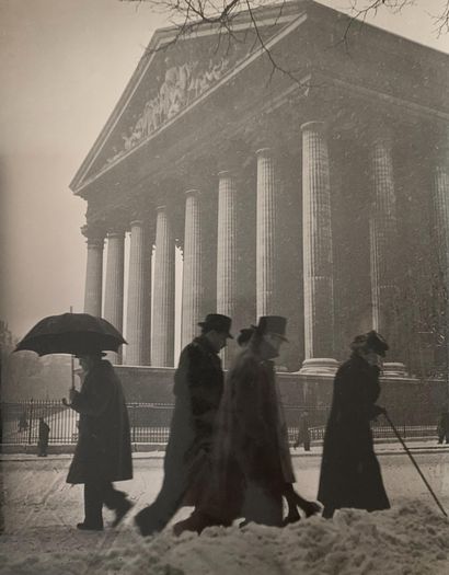 Robert DOISNEAU (1912-1994). Église de la Madeleine enneigée. Circa 1950’s. Tirage argentique. Sur verso, cachet rouge Robert Doisneau. Format entier environ 30 x 25 cm.