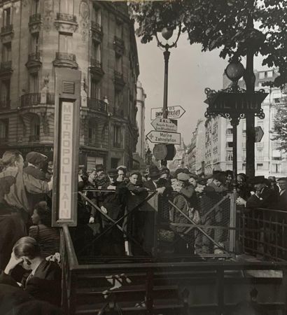 Robert DOISNEAU. Sortie de métro à Paris. Circa 1944-45. Tirage argentique. Sur verso, cachet rouge Robert Doisneau. Format entier environ 24 x 19 cm.