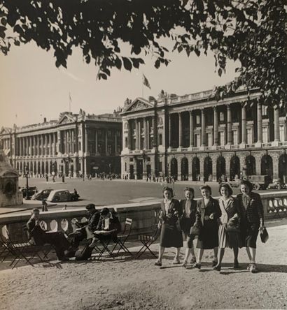 Robert DOISNEAU. Place la Concorde, Jardin des Tuileries, Paris. Circa 1945-50’s. Tirage argentique sur papier Agfa Brovira. Sur verso, cachet rouge Robert Doisneau. Format entier environ 24 x 18 cm.