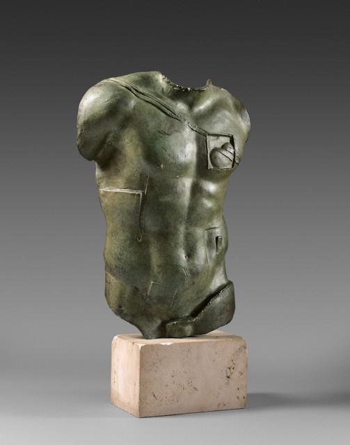 Igor Mitoraj, Persée, sculpture, vente aux enchères, patine verte