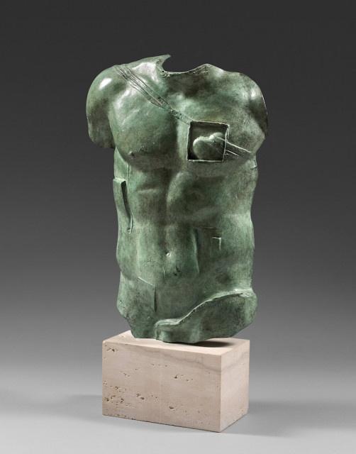 Igor Mitoraj, Persée, sculpture à patine verte