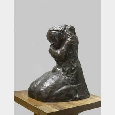Pablo PICASSO (1881-1973) - Femme se coiffant - Sculpture en bronze patine brune