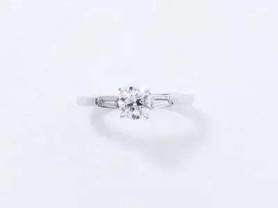 Bague solitaire, diamant brillanté